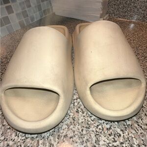 Yeezy slide used but in good condition